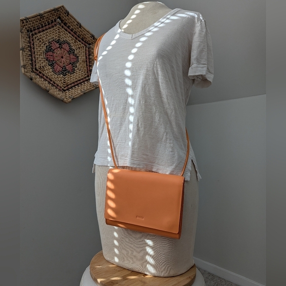 Baggu Bright Orange Compact Fine Grain Leather Purse - Picture 3 of 15